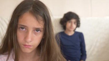 Gençler, İkizler, kardeşi ve kız kardeşi, kavga kanepede oturuyor. 4 k, ağır çekim, yakın çekim.