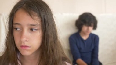 Gençler, İkizler, kardeşi ve kız kardeşi, kavga kanepede oturuyor. 4 k, ağır çekim, yakın çekim.