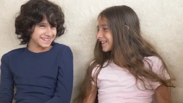 Sevimli kız ve erkek kardeşim, gülümseyerek ve yüzlerini komik ifade ile gülen çocuk portresi. Aile mutluluğu ve ilişkileri. 4k, ağır çekim — Stok video