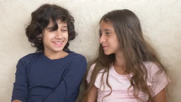 Porträtt av bedårande bror och syster, tonåringar ler och skrattar med roliga uttryck på deras ansikten. Familj lycka och relationer. 4k, Slowmotion — Stockvideo