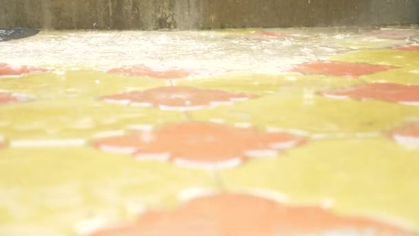 비가 오는데 방울 보도에 웅덩이에 빠지다. 클로즈업입니다. 슬로우 모션입니다. 4 k — 비디오