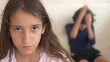 Gençler, İkizler, kardeşi ve kız kardeşi, kavga kanepede oturuyor. 4 k, ağır çekim, yakın çekim.