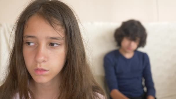 Tonåringar, Tvillingar, bror och syster gräla, sittande på soffan. 4 k, Slowmotion, närbild. — Stockvideo