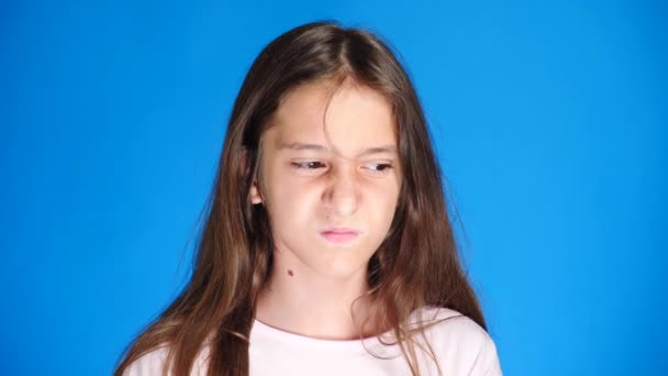 A rapariga fecha o nariz. 4k, fundo de cor, câmera lenta — Vídeo de Stock