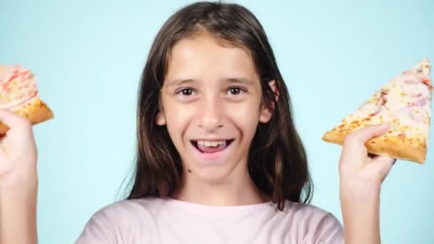 Pizza. Menina feliz adolescente segurando pizza. Conceito de comida. Pronto para comer. Menina sorridente com pizza saborosa. Publicidade de pizzaria. no fundo azul. 4k câmera lenta — Vídeo de Stock