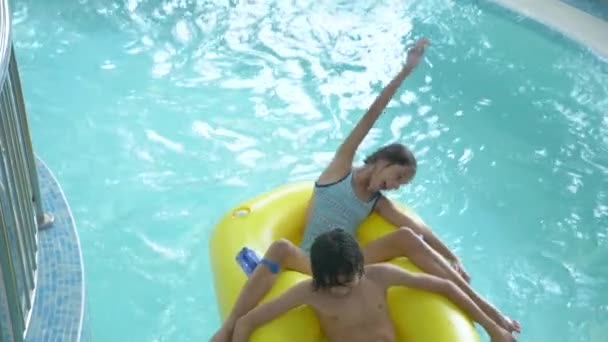 Frère et soeur s'amusent dans le parc aquatique. 4k, au ralenti — Video