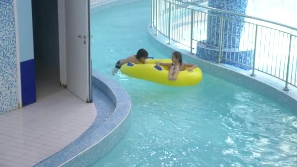 Frère et soeur s'amusent dans le parc aquatique. 4k, au ralenti — Video