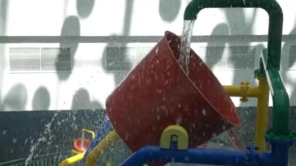 Toboganes de agua para los más jóvenes. Aquapark. 4k, cámara lenta. difuminación — Vídeo de stock