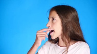 Ciklet renkli bir arka plan üzerine uzanan kız. 4 k, yakın çekim, ağır çekim çekim.