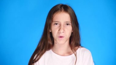 portre. yakın çekim. Bir arka plan rengi, bir genç kızı. yakın çekim, duygular, sürpriz. bir soru sorarsa ne. 4k, ağır çekim.