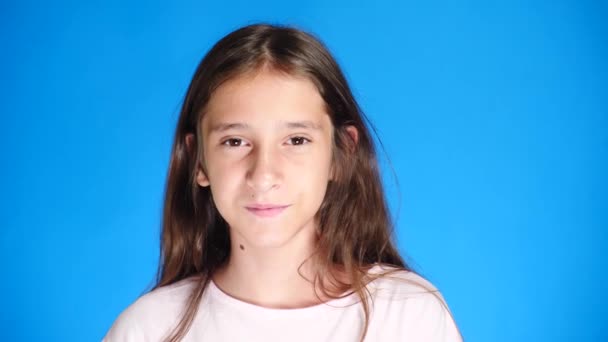 Portrét. detail. Dospívající dívka v barvu pozadí. detail, emoce strachu. 4k, pomalý pohyb. — Stock video