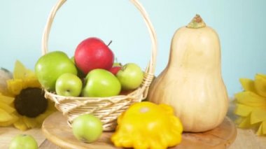 renkli bir arka plan üzerinde renkli hala hayat. Kabak, kabak, elma. Sonbaharda hasat. 4k.