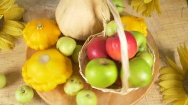 renkli natürmort. yukarıdan görüntüleyin. Karpuz, kabak, elma. Sonbaharda hasat. 4k.