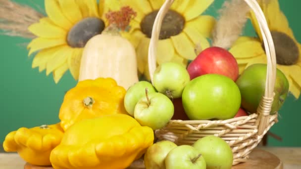 Kleurrijke-stilleven op een gekleurde achtergrond. Pompoen, squash, appelen. Herfst oogst. 4k. — Stockvideo