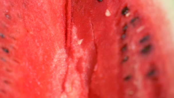 Textur der frischen reifen Wassermelone. Makro Nahaufnahme, Draufsicht 4k — Stockvideo