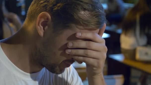 Smutný člověk seděl v restauraci rychlého občerstvení venku v noci. sám. 4k — Stock video