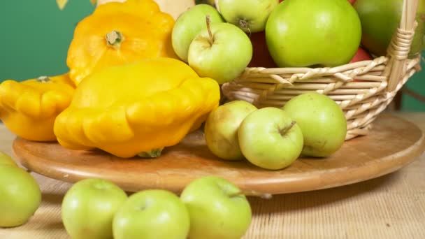 Colorful still-life on a colored background. Pumpkin, squash, apples. Autumn harvest. 4k. — Stock Video