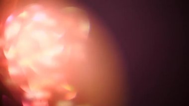 kırmızı top. Arka plan - canlı renkler, bulanıklık, renk parlama defocused. mor arka plan. 4 k. kopya alanı,