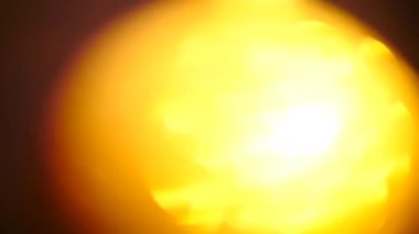 sarı top. Arka plan - canlı renkler, bulanıklık, renk parlama defocused. mor arka plan. 4 k. kopya alanı,