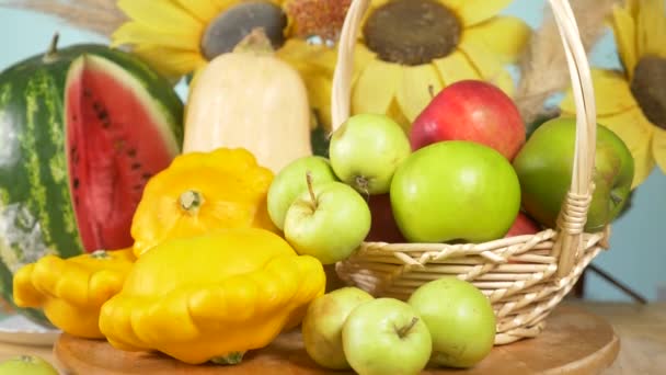 Bodegón colorido sobre un fondo de color. Calabaza, calabaza, manzanas. Cosecha de otoño. 4k . — Vídeos de Stock