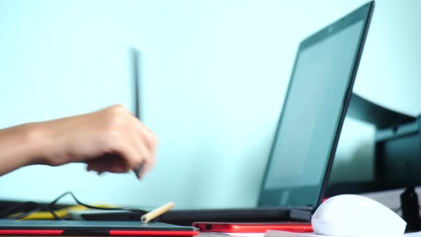 Detail. Dívka na grafický tablet kreslit. Na volné noze. Ruka s pera, pohybující se na červený černý tablet. 4k, zpomalené. barvu pozadí. kopie prostor — Stock video