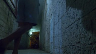 Sarhoş bir adam yalnız gece bir yaya tüneli üzerinden yürür. 4k.