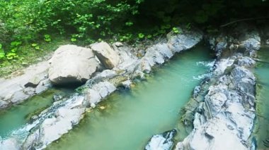 dağ şelale orman. 4k, ağır çekim