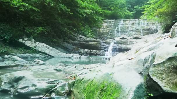 Cachoeira de montanha na floresta. 4k, câmera lenta — Vídeo de Stock