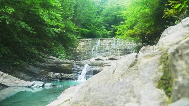 Горный водопад в лесу. 4k, slow motion — стоковое видео
