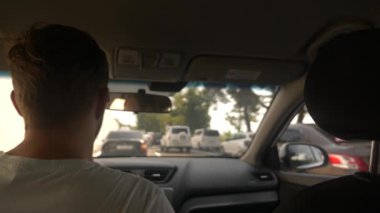 araba üzerinde işlek bir yol parlak güneşli bir günde jam, arabadan görüntülemek, bulanıklık. 4k, ağır çekim