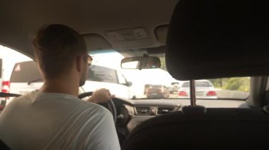 araba üzerinde işlek bir yol parlak güneşli bir günde jam, arabadan görüntülemek, bulanıklık. 4k, ağır çekim