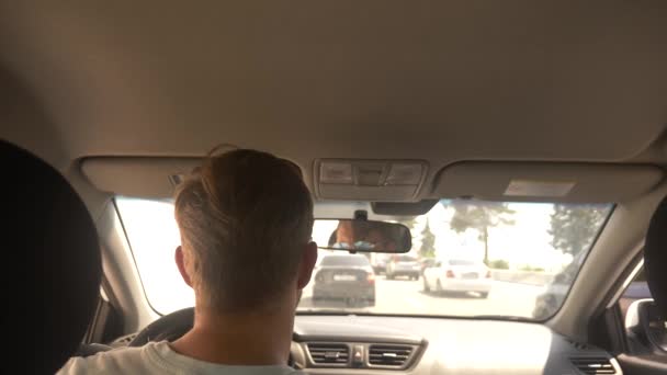 Atasco de coches en una carretera concurrida en un día soleado brillante, vista desde el coche, borroso. 4k, cámara lenta — Vídeo de stock