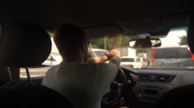 araba üzerinde işlek bir yol parlak güneşli bir günde jam, arabadan görüntülemek, bulanıklık. 4k, ağır çekim