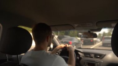 araba üzerinde işlek bir yol parlak güneşli bir günde jam, arabadan görüntülemek, bulanıklık. 4k, ağır çekim
