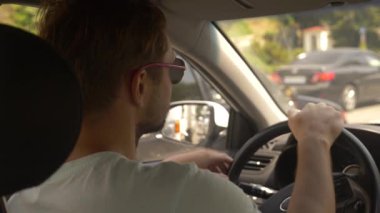 araba üzerinde işlek bir yol parlak güneşli bir günde jam, arabadan görüntülemek, bulanıklık. 4k, ağır çekim