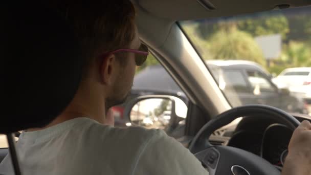 Bil stopp på en trafikerad väg i en solig dag, Visa från bilen, oskärpa. 4k, Slowmotion — Stockvideo