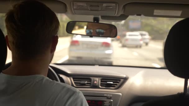 Bil stopp på en trafikerad väg i en solig dag, Visa från bilen, oskärpa. 4k, Slowmotion — Stockvideo