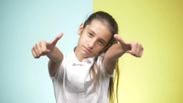 Ritratti di un adolescente in uniforme scolastica su sfondo colorato. concetto di apprendimento. L'adolescente fa facce strane. disperata perché non vuole andare a scuola. copia spazio — Video Stock