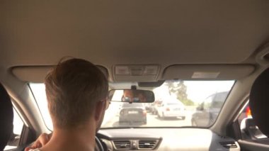 araba üzerinde işlek bir yol parlak güneşli bir günde jam, arabadan görüntülemek, bulanıklık. 4k, ağır çekim