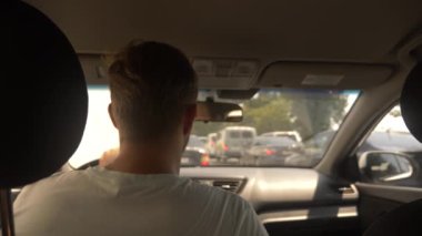 araba üzerinde işlek bir yol parlak güneşli bir günde jam, arabadan görüntülemek, bulanıklık. 4k, ağır çekim
