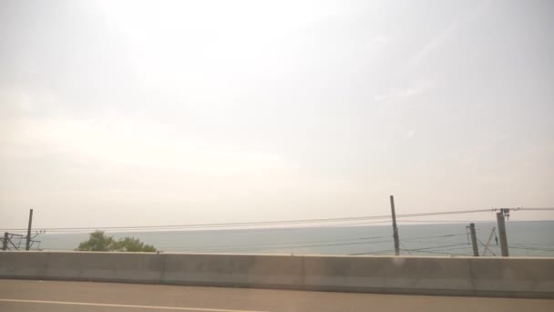 Fahren entlang der Seestraße und beobachten die Küste durch das Fenster des Autos. 4k, Zeitlupe — Stockvideo