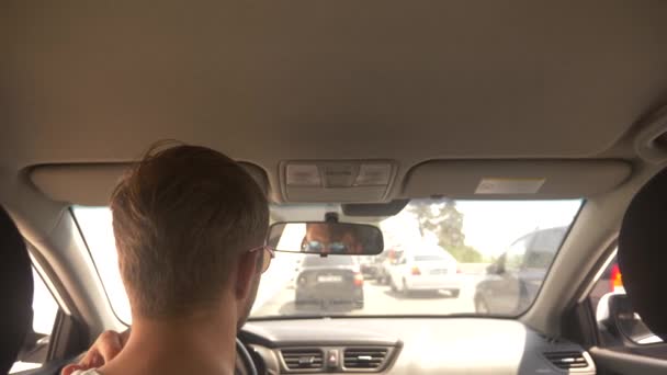 Auto jam na rušné silnici v jasný slunečný den, výhled z vozu, rozostření. 4k, pomalý pohyb — Stock video