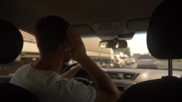Confiture de voiture sur une route animée par une journée ensoleillée, vue de la voiture, flou. 4k, au ralenti — Video