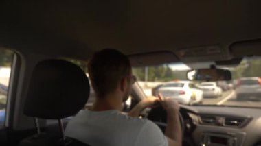 araba üzerinde işlek bir yol parlak güneşli bir günde jam, arabadan görüntülemek, bulanıklık. 4k, ağır çekim