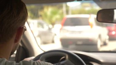 araba üzerinde işlek bir yol parlak güneşli bir günde jam, arabadan görüntülemek, bulanıklık. 4k, ağır çekim