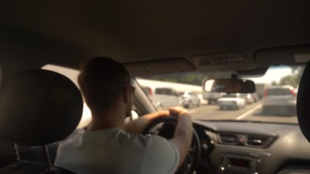 Confiture de voiture sur une route animée par une journée ensoleillée, vue de la voiture, flou. 4k, au ralenti — Video