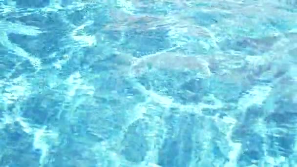 Slunečné pozadí bazénové vody. 4k, pomalý pohyb. — Stock video