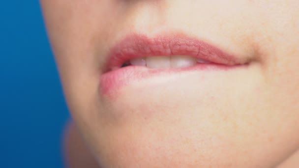 Γκρο Πλαν Γυναικεία Χείλη Χωρίς Μακιγιάζ Γαλάζιο Φόντο Αργή Κίνηση — Αρχείο Βίντεο