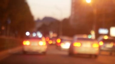 Gece sürüş. Ön cam ve bulanık araçların şehirde görüntüleyin. pencere açık arabanın şehrin sokaklarında bir bulanık şehir trafik ile. 4k