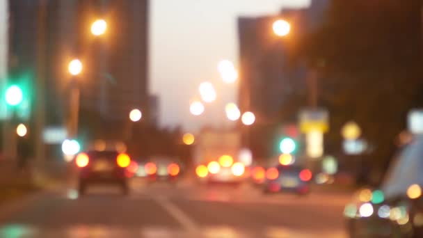 Jízdu v noci. Zobrazte přední sklo a rozmazané auta ve městě. okna vozu s rozmazané městský provoz v ulicích města. 4k — Stock video